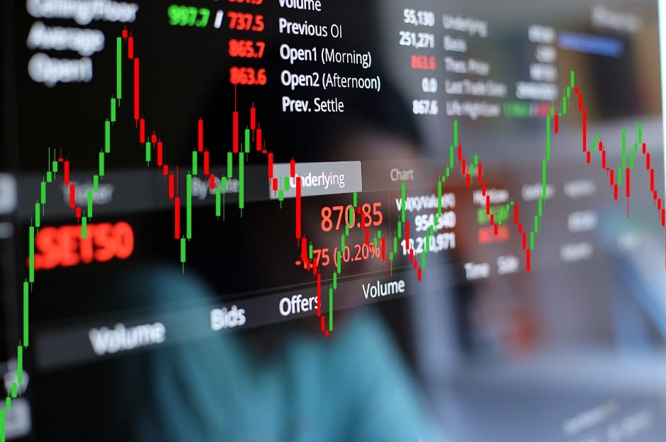 Double Bottom and Double Top Patterns in Chart with a stock trading datas as the backdrop.