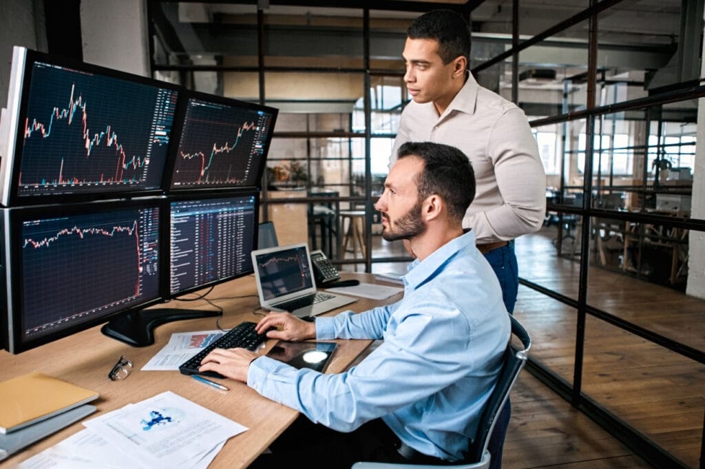 Two business man in an act of discussing the Insise bar meaning in their PC screens.